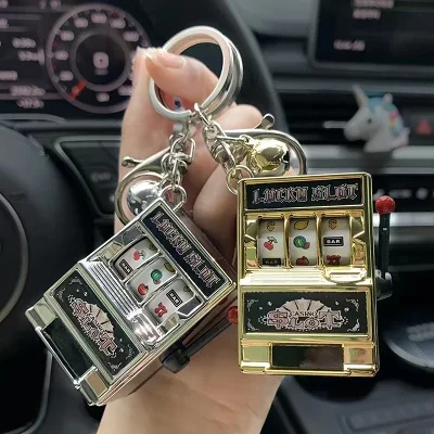 Creative slot fruit machine pendant lottery machine key chain that can be played