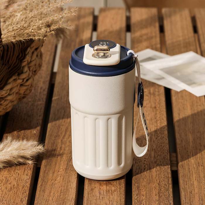 Coffee thermos with temperature display