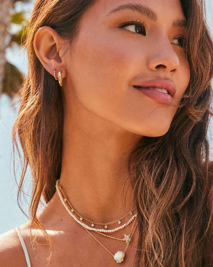 Shell Pendant Necklace in Gold
