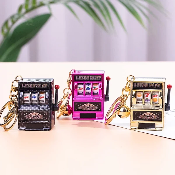 Creative slot fruit machine pendant lottery machine key chain that can be played