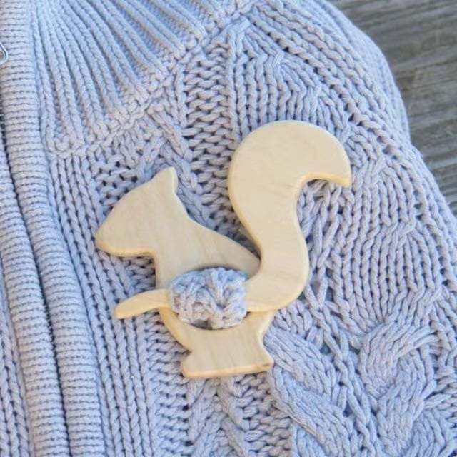 Brooch pin with wooden animal pattern (sweater clip)