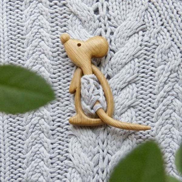 Brooch pin with wooden animal pattern (sweater clip)