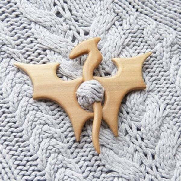 Brooch pin with wooden animal pattern (sweater clip)