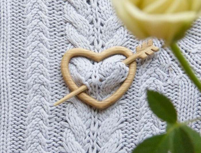 Last Day 70%OFFBrooch pin with wooden animal pattern (sweater clip)