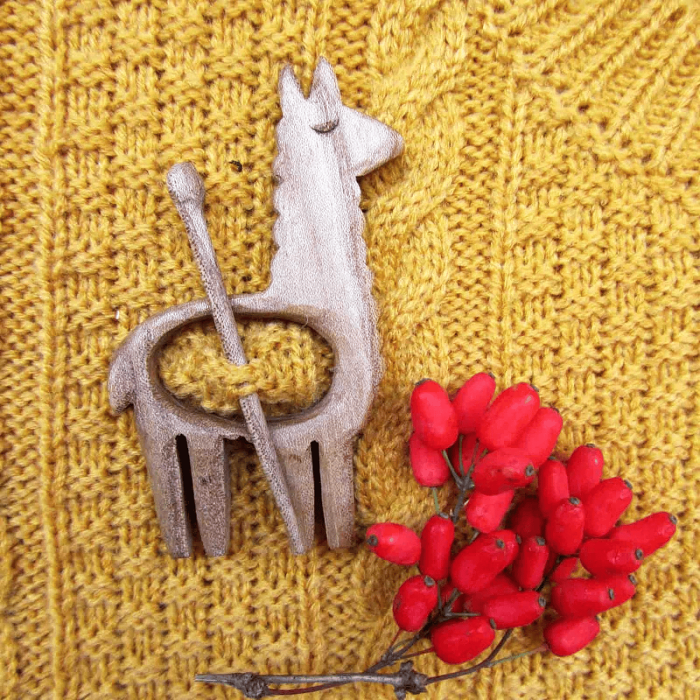 Brooch pin with wooden animal pattern (sweater clip)