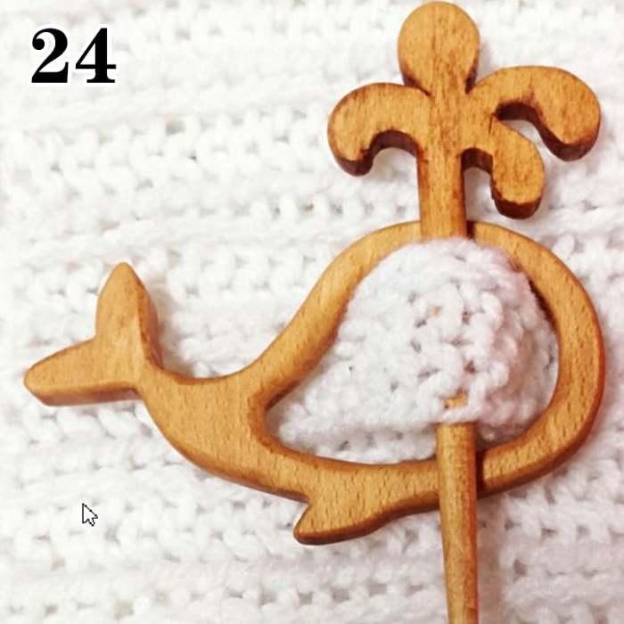 Brooch pin with wooden animal pattern (sweater clip)