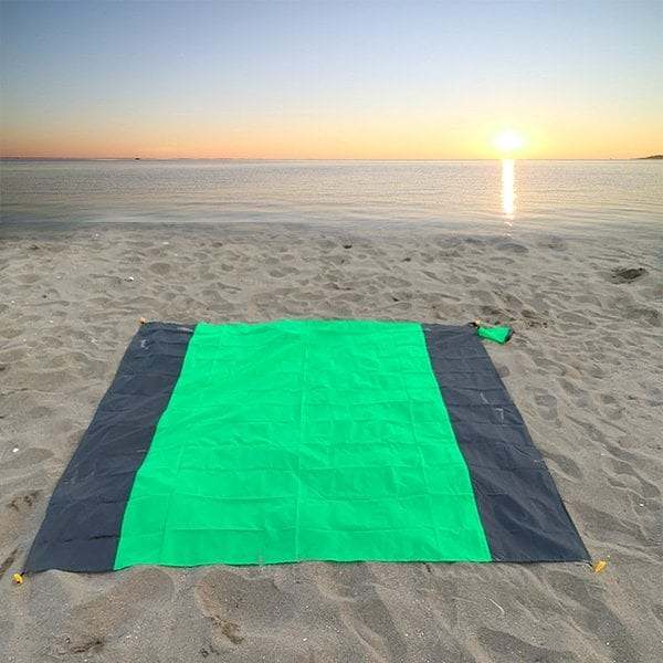 Lightweight sandless beach mat