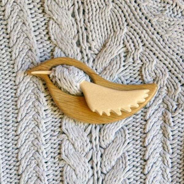 Brooch pin with wooden animal pattern (sweater clip)