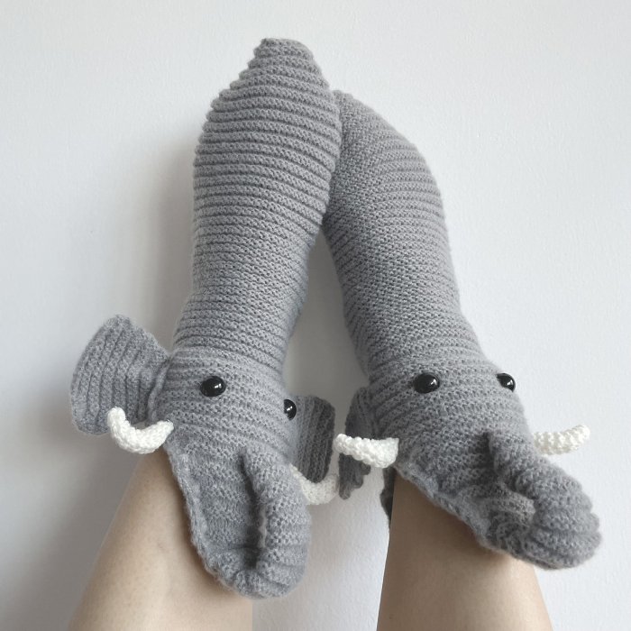 - 3D Knit Crocodile Socks