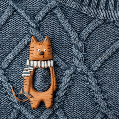 Brooch pin with wooden animal pattern (sweater clip)