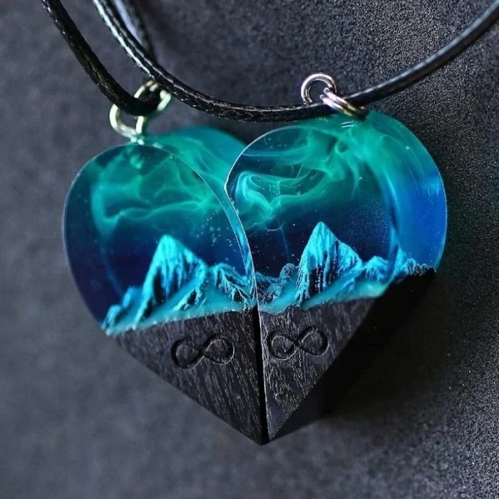 Resin Paired Heart Pendant Necklace Hanging Brings Us Beautiful Love