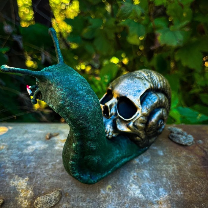 BLOODY SNAIL SKULL SCULPTURE