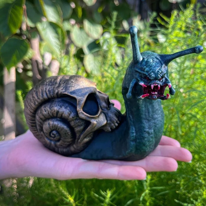 BLOODY SNAIL SKULL SCULPTURE