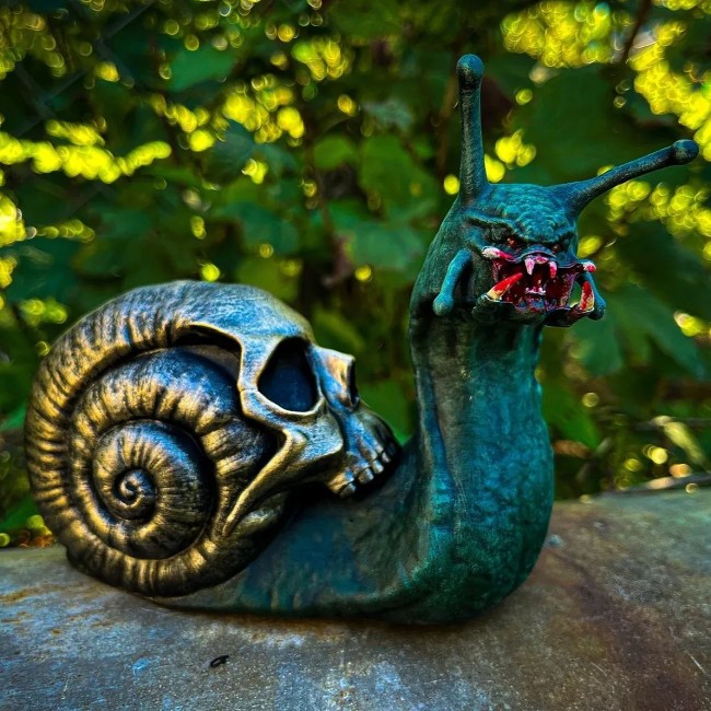 BLOODY SNAIL SKULL SCULPTURE