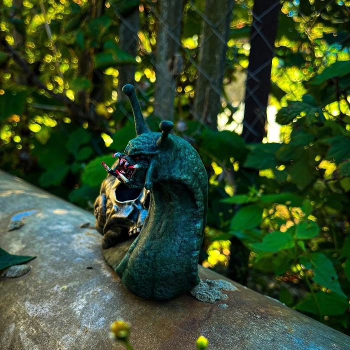 BLOODY SNAIL SKULL SCULPTURE