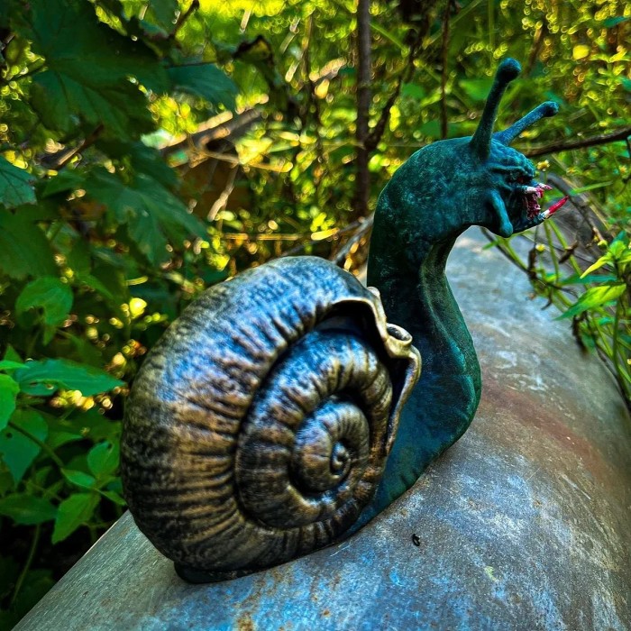 BLOODY SNAIL SKULL SCULPTURE
