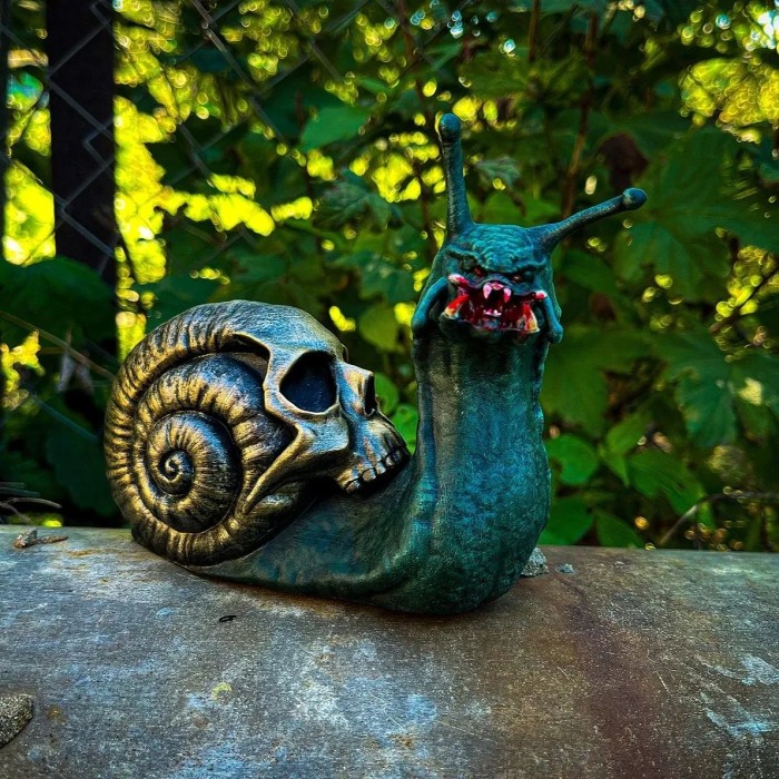 BLOODY SNAIL SKULL SCULPTURE