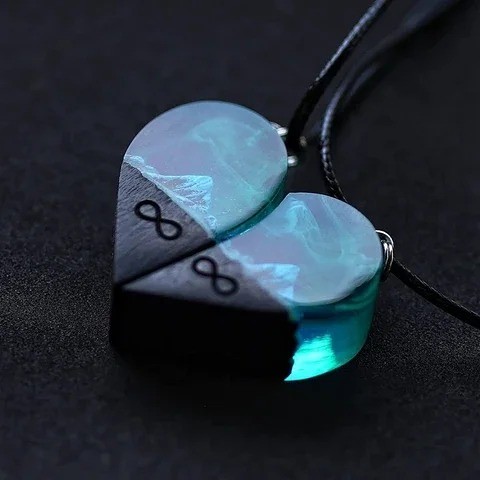 Resin Paired Heart Pendant Necklace Hanging Brings Us Beautiful Love