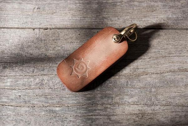 Handmade Leather Mens World of Warcraft Cool Keychain KeyCharm Keyring Pendant for Men