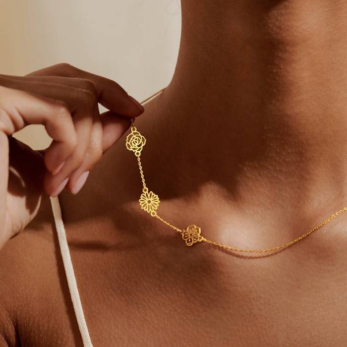 Mom Necklace With Multiple Birth Flowers