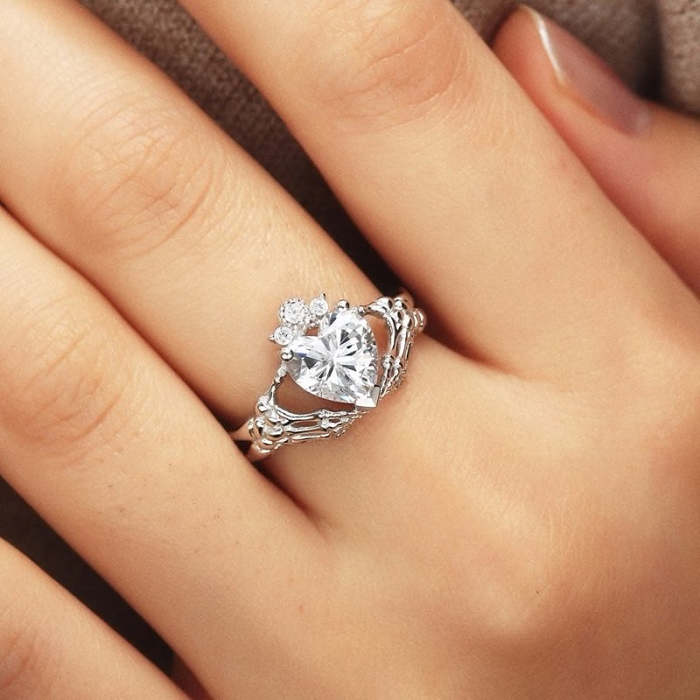 Skeleton Hands Heart gothic ring