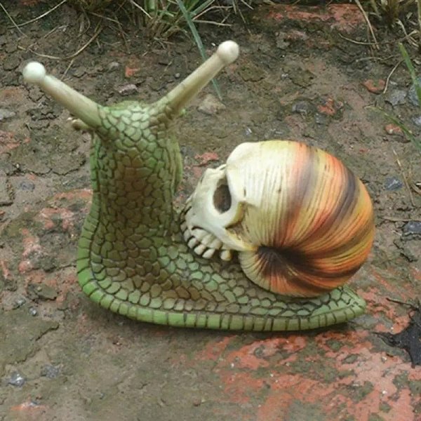 Halloween Snail Skull -  Statue Resin Horror Skeleton Sculpture Gothic Outdoor Garden Decoration Figurine