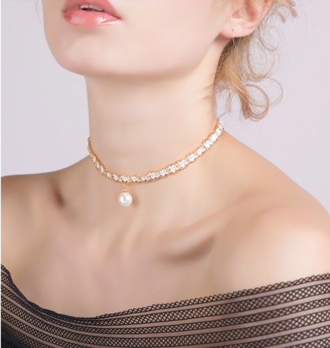 Simple pearl collar