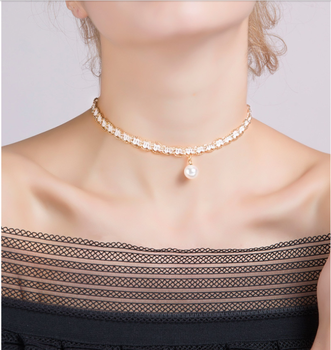 Simple pearl collar