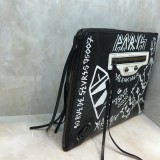 バレンシアガ ☆大人気定番商品☆ セカンドバッグ XD-2001P480-555480