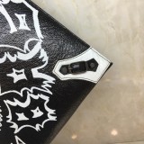 バレンシアガ ☆大人気定番商品☆ セカンドバッグ XD-2001P480-555480