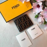 新作 FENDI/フェンディ メンズ 二つ折り短財布 FE19P110-FD07