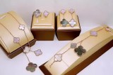 Van Cleef & Arpels ヴァン クリーフ＆アーペル 4点セット Van-N104