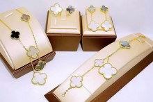Van Cleef & Arpels ヴァン クリーフ＆アーペル 4点セット Van-N108