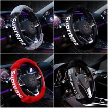 クロムハーツ ハンドルカバー ふわふわ 秋冬用 暖かい ステアリングカバー 滑り止め シュプリーム 自動車 汎用 取り付け簡単 無地 オシャレ カーアクセサリー 男女兼用 38cm