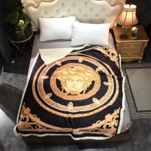 Versace　ヴェルサーチ　毛布　ダブル/クイーン　あったか　裏起毛　ひざ掛け毛布　おしゃれ　洗える　軽い　防寒　ブランケット