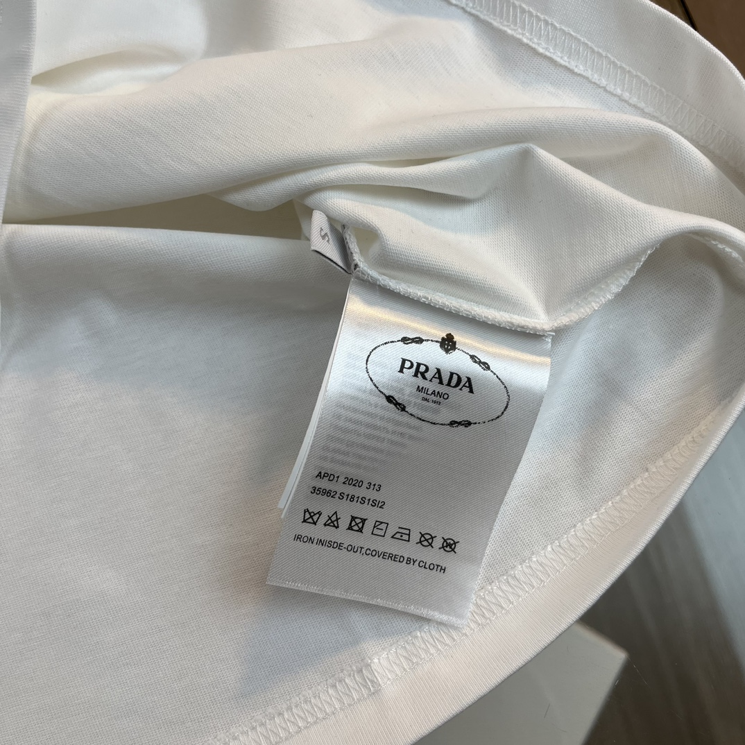 超話題!PRADA プラダ SS23 新品 コットン 左胸 細ラベル LOGO
