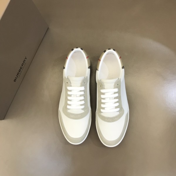 入手困難Burberryバーバリー メンズ クラシック ロートップ スニーカー