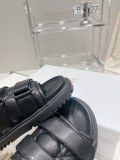 超話題!Dior ディオールの新作厚底電動刺繍レザーサンダルとスリッパ