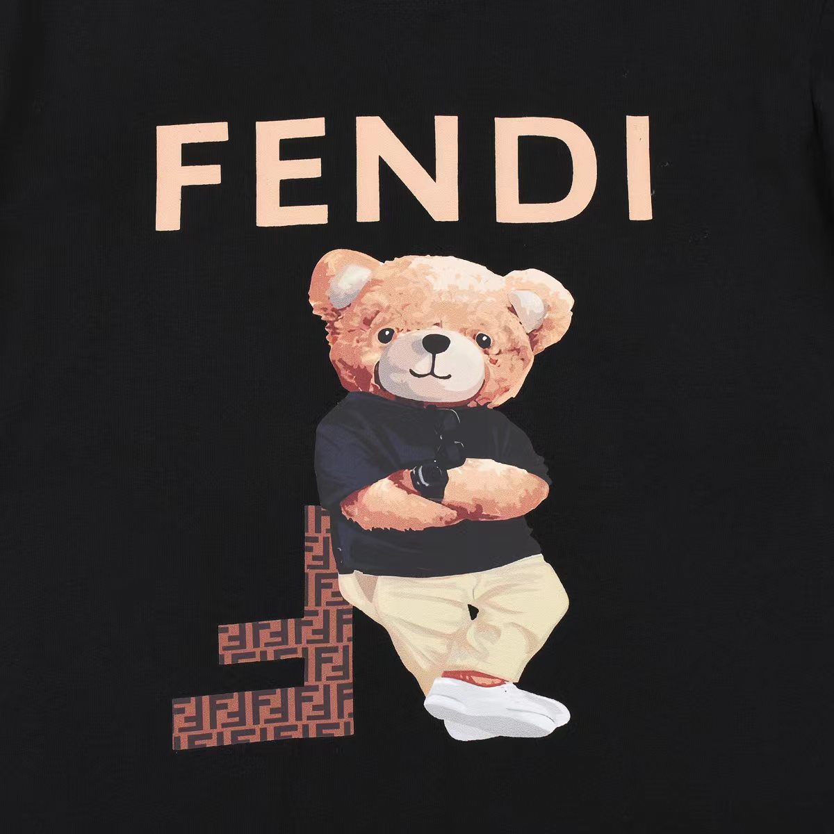 入手困難FENDI フェンディメンズとレディース半袖Tシャツ - m