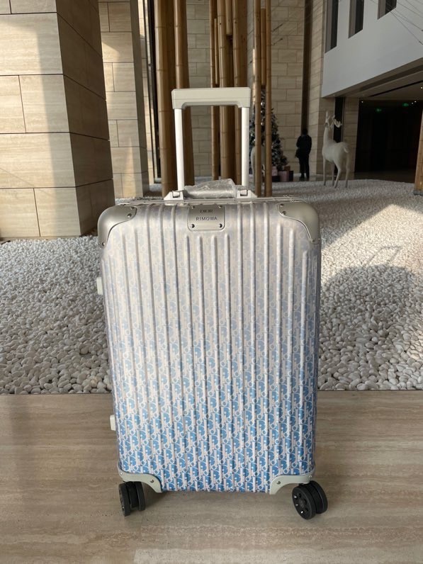 超話題!Dior x Rimowa 連名トラベルスーツケース