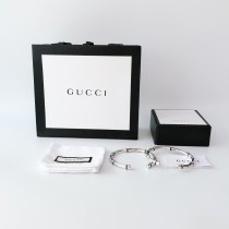 入手困難グッチブレスレット