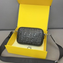 入手困難 Fendiフェンディスーパーコピーメンズショルダーバック