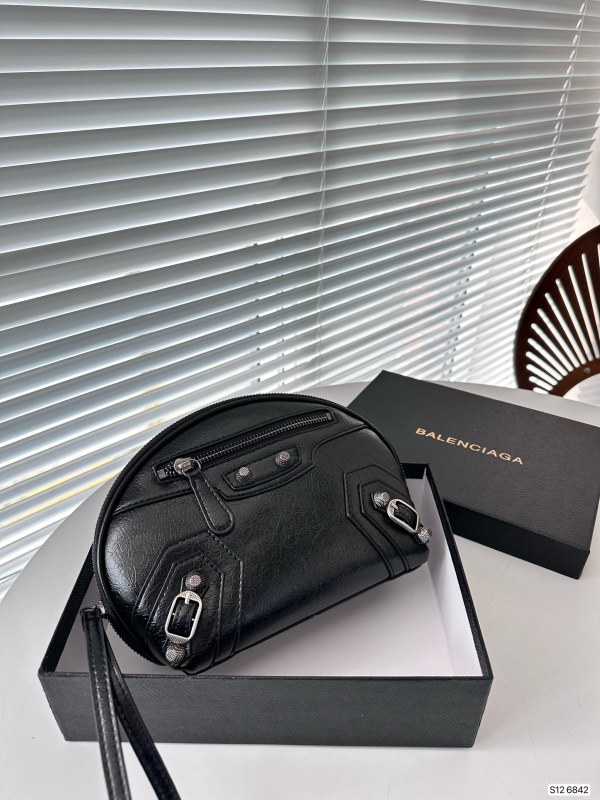 入手困難 Balenciagaバレンシアガ激安偽物 レディースショルダーバック