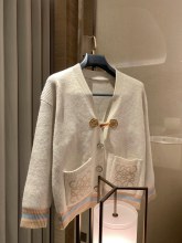 超話題! ロエベ  スーパーコピー 牛角ボタン突き出しカラーカーディガン