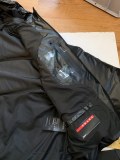追跡付 プラダ n級品 レッドスタンダード軽量粘着ナイロンダウンジャケット