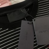 累積売上総額第１位！ プラダ コピーおすすめ 胸元に赤いゴムのロゴが入ったスペースコットンのセーター