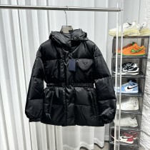 【話題商品！】 プラダ スーパーコピー 三角バッグダウンジャケット