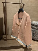 高品質 ロエベ n級品 牛角ボタン突き出しカラーカーディガン
