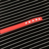 累積売上総額第１位！ プラダ コピーおすすめ 胸元に赤いゴムのロゴが入ったスペースコットンのセーター
