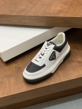 【限定】 プラダ 偽物通販 靴舌車縫ブランドのプラスチックロゴ